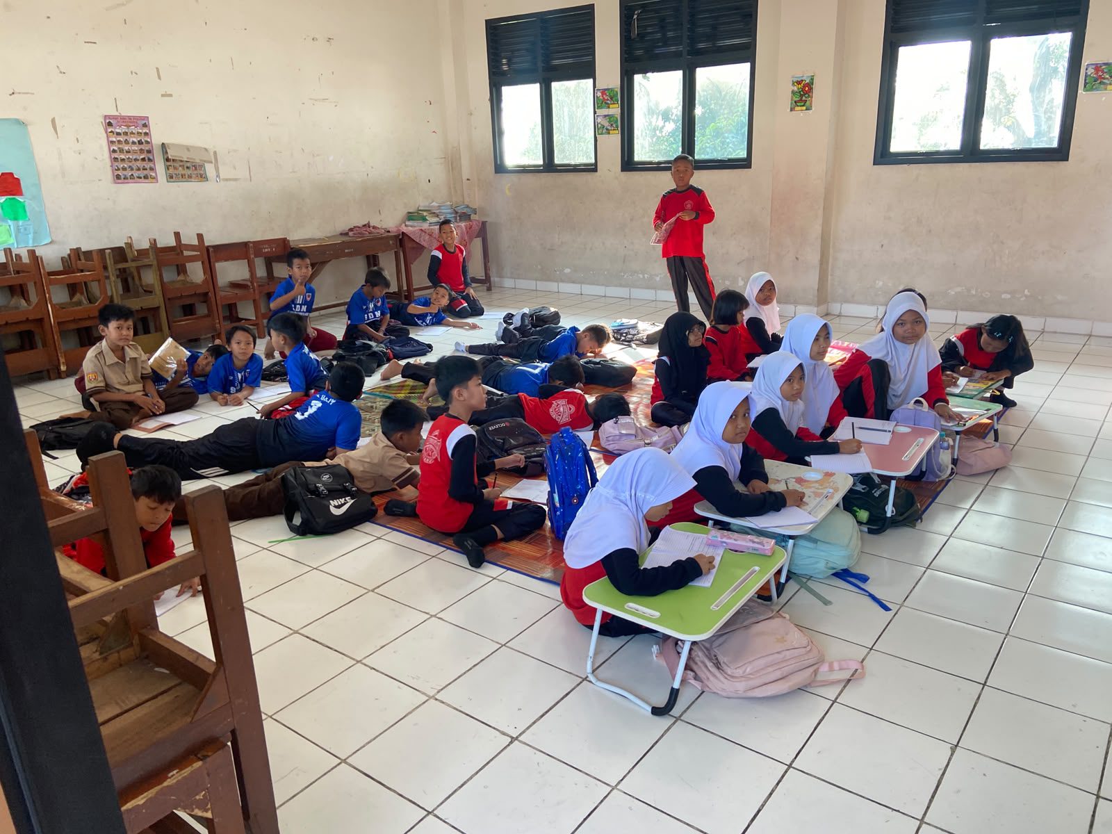 Belajar Beralaskan Karpet, Tiga Kelas SD Negeri di Pusat Kota Cianjur Kekurangan Meja dan Kursi