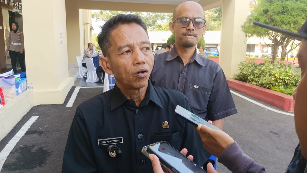 Penjabat (Pj) Kepala Desa Sukajaya, Kecamatan Bojongpicung, Diki Afriyanto, saat diwawancarai awak media.